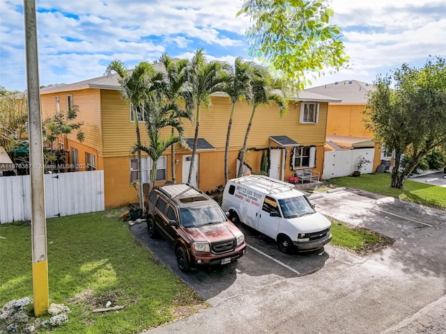 view of front facade with a front yard