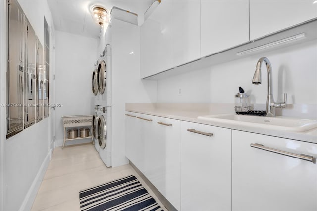 laundry room with stacked washer / drying machine and sink