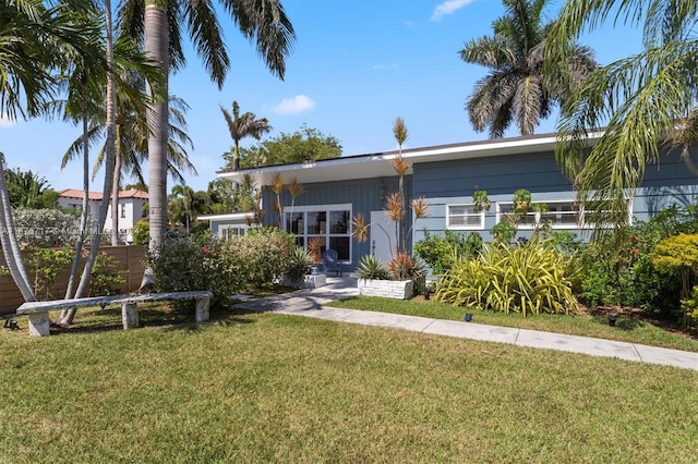 view of front of home featuring a front lawn