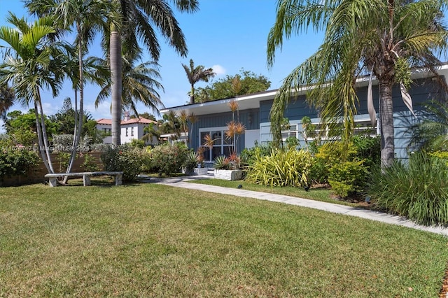 view of front facade featuring a front lawn