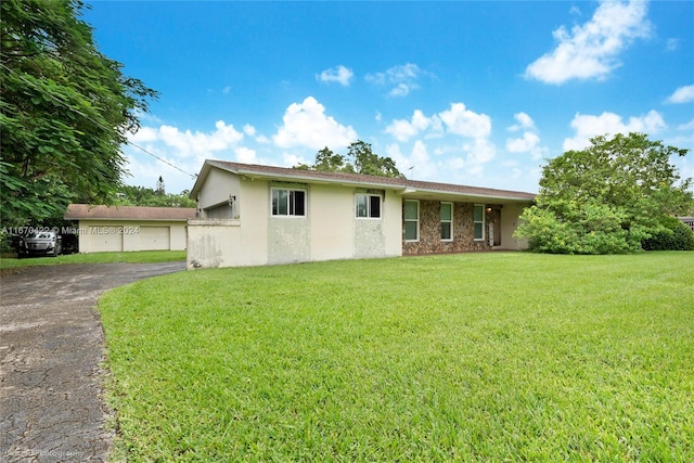 view of front of property featuring a front yard