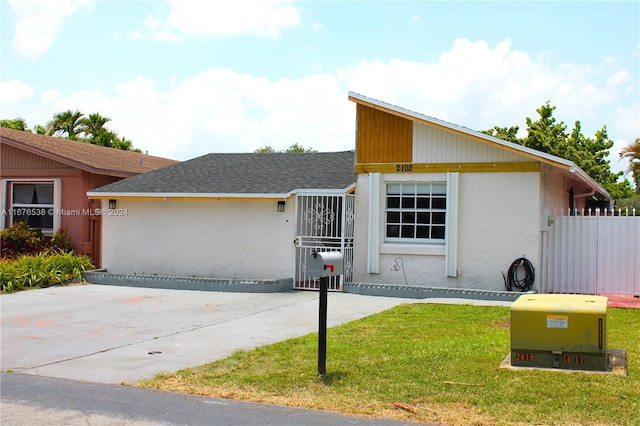 view of front of property with a front yard