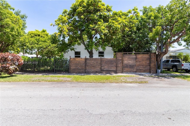 exterior space featuring a fenced front yard