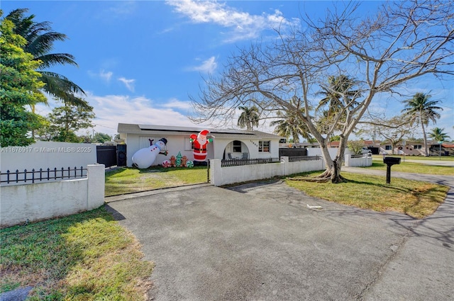 view of front of property featuring a front yard