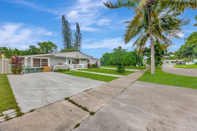 view of front of house featuring a front yard