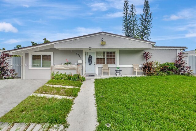 ranch-style house featuring a front yard