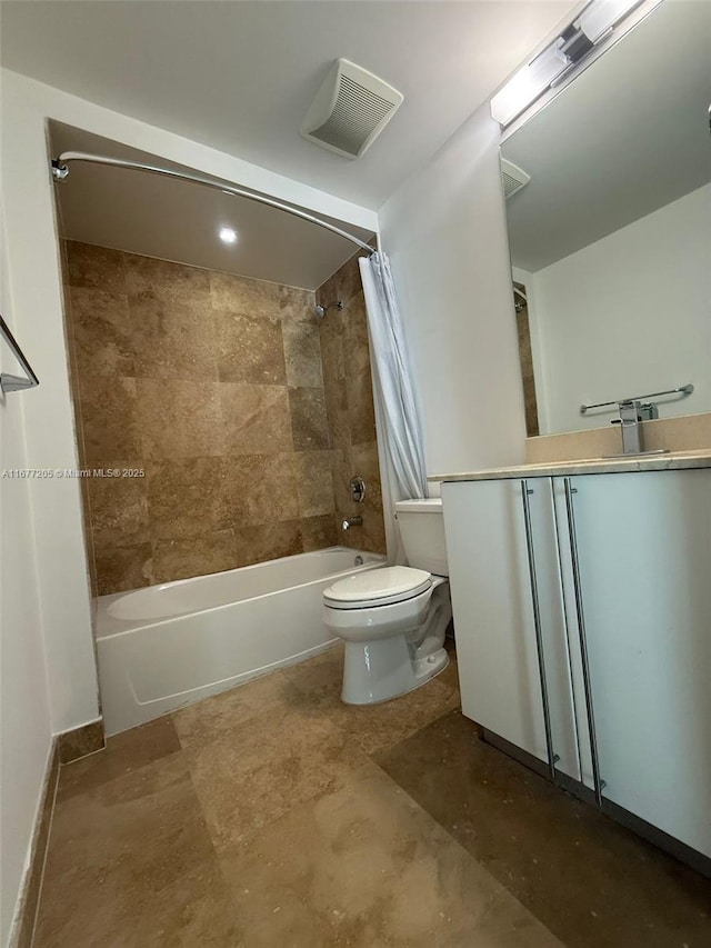 bathroom featuring shower / tub combo with curtain and toilet