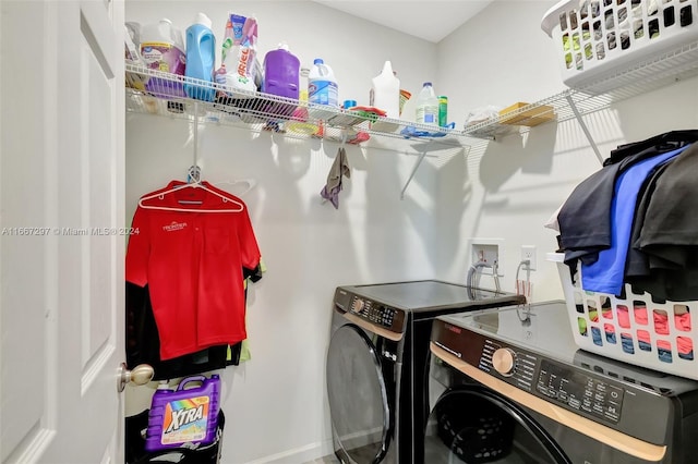 729 SW Lakehurst Dr, Port St Lucie, FL 34983 - laundry area featuring washer and dryer