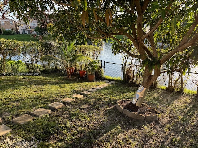 view of yard featuring a water view