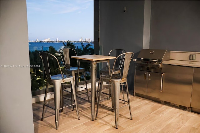 balcony featuring an outdoor kitchen