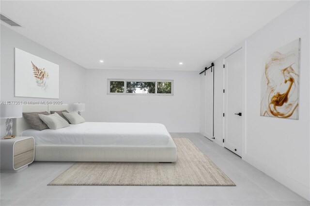 bedroom featuring a barn door