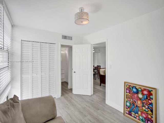 living area with light hardwood / wood-style flooring