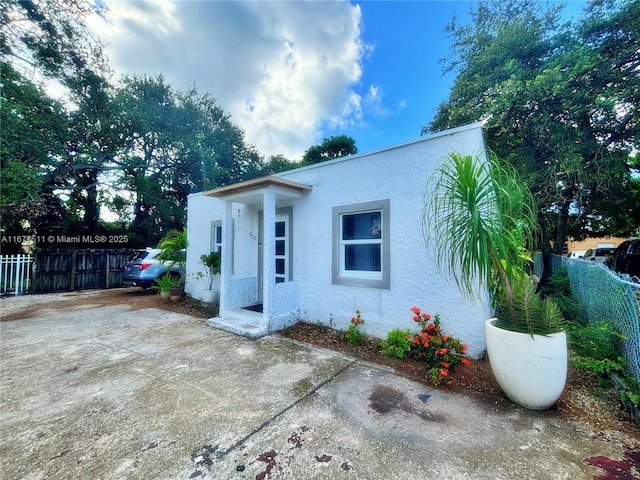 view of front of property featuring a patio