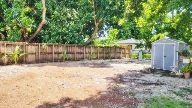 view of yard featuring a storage unit