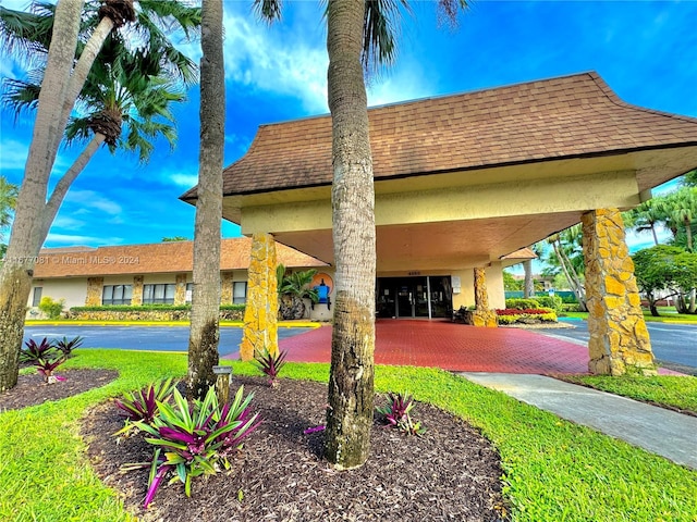 view of front facade featuring a carport