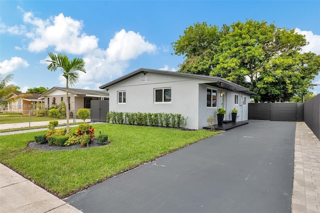 ranch-style home featuring a front lawn