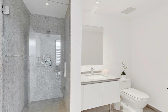 88 SW 7th St Unit 1710, Miami, FL 33130 - full bathroom with a tile shower, vanity, toilet, and tile patterned floors