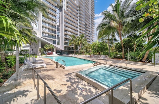 88 SW 7th St Unit 1710, Miami, FL 33130 - community pool with a hot tub and a patio area