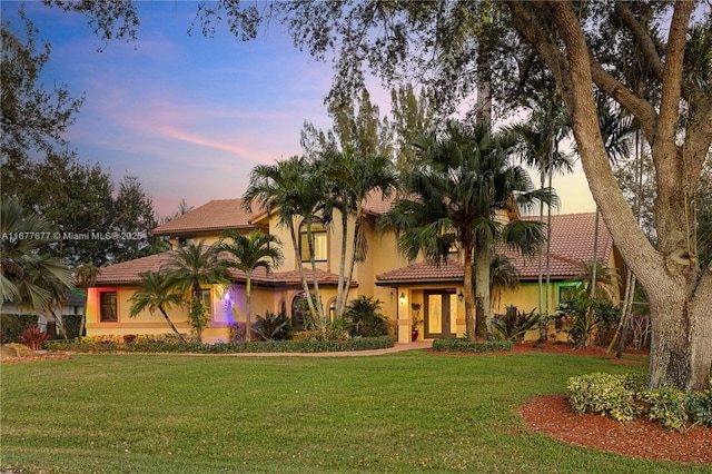 view of front of house featuring a lawn