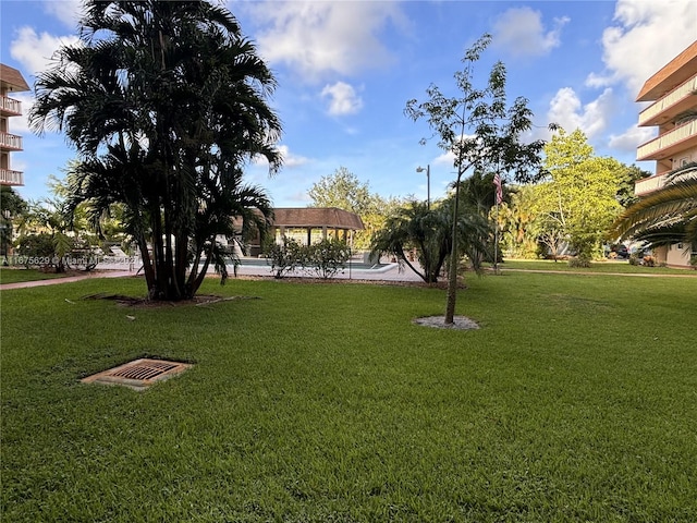 view of property's community featuring a lawn