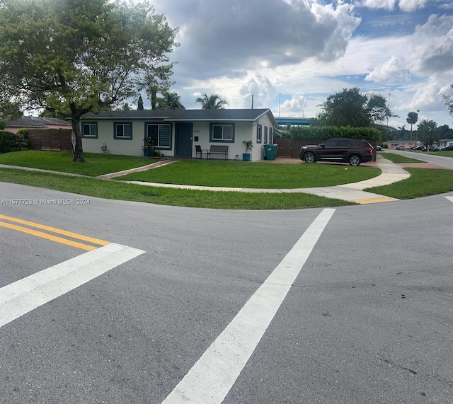 view of front of home featuring a front yard