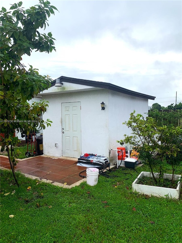 view of outdoor structure featuring a lawn