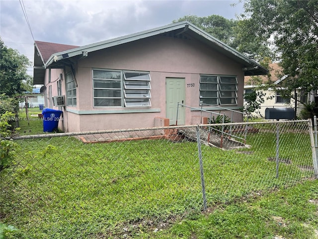 bungalow featuring a front yard