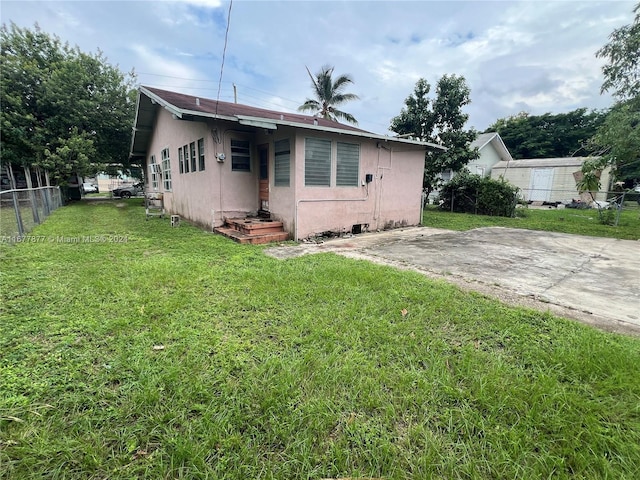 view of front facade with a front lawn