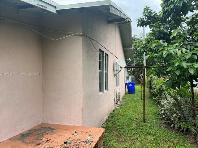 view of side of property featuring a yard