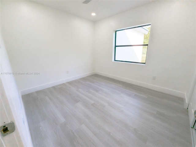 empty room featuring light hardwood / wood-style flooring and ceiling fan