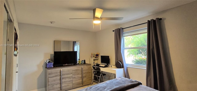 bedroom featuring ceiling fan