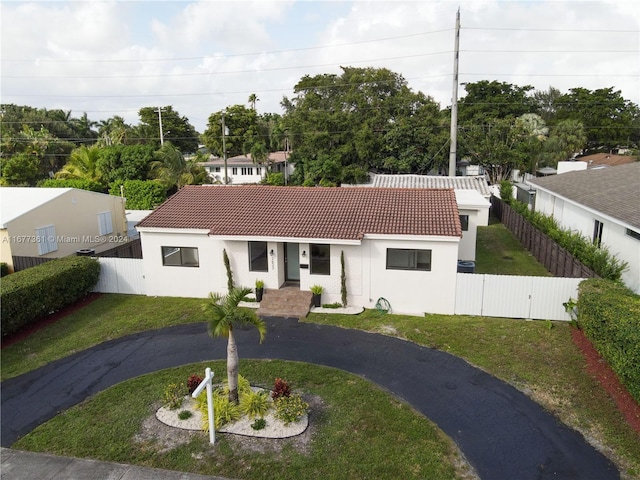 view of front facade featuring a front yard