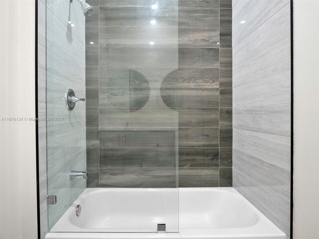 bathroom featuring tiled shower / bath combo