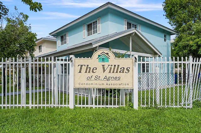 community / neighborhood sign featuring a lawn