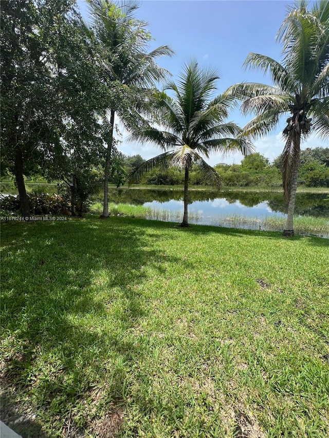 view of yard featuring a water view