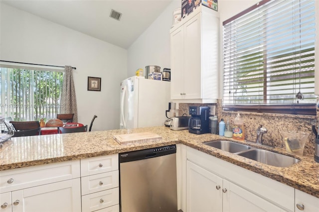 kitchen featuring visible vents, vaulted ceiling, a wealth of natural light, freestanding refrigerator, and stainless steel dishwasher