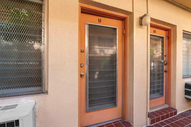 view of exterior entry featuring stucco siding