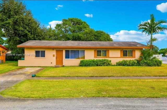 single story home with a front lawn