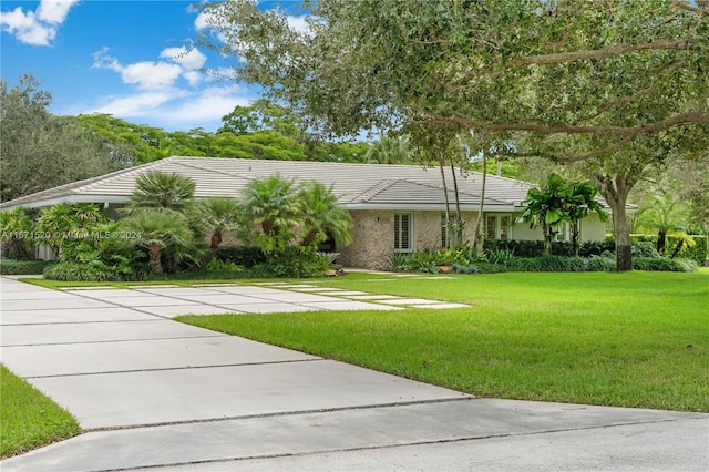 ranch-style home featuring a front lawn