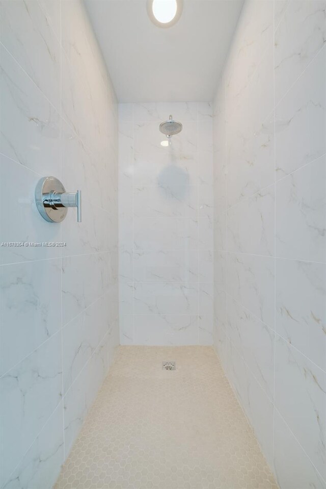 bathroom featuring tiled shower