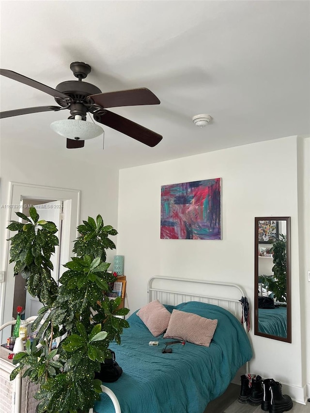 bedroom featuring ceiling fan