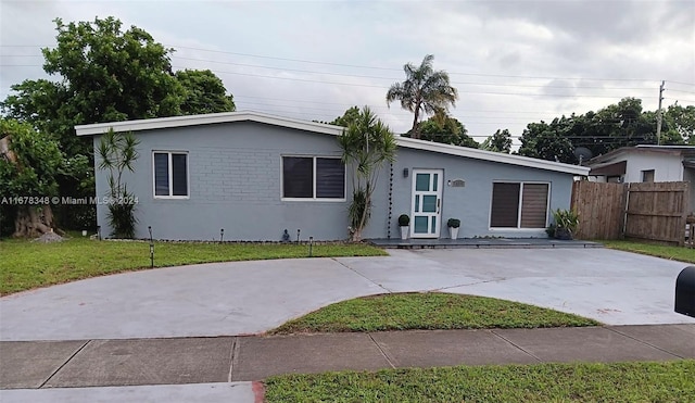 view of front of property featuring a front yard