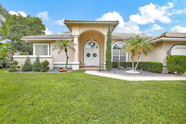 view of front of property featuring a front lawn