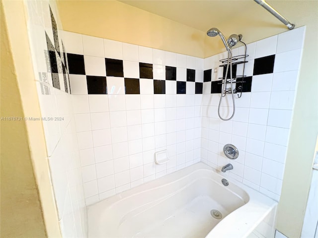 bathroom featuring tiled shower / bath