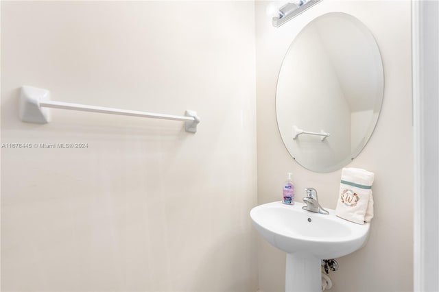 bathroom featuring sink