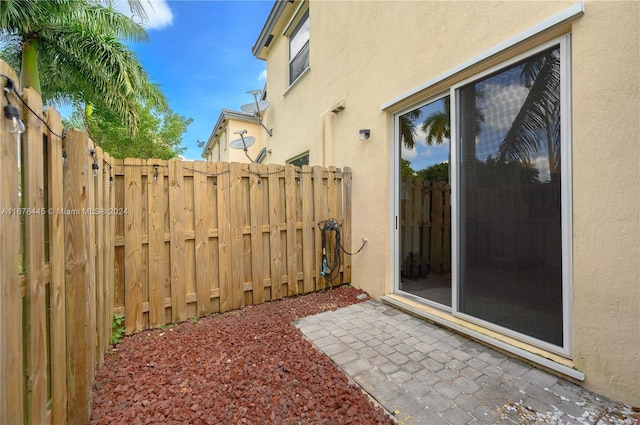 view of yard featuring a patio area