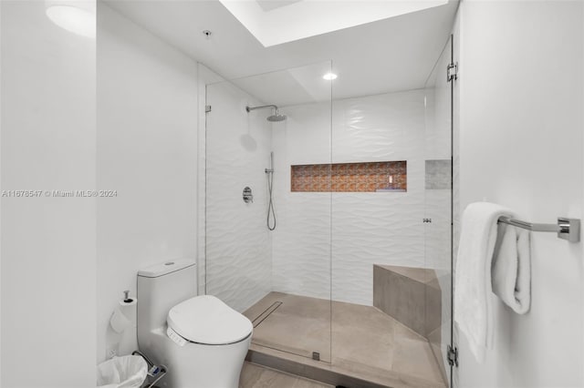 bathroom with toilet and tiled shower