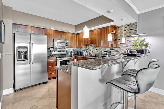 kitchen with kitchen peninsula, backsplash, a breakfast bar area, dark stone counters, and stainless steel appliances