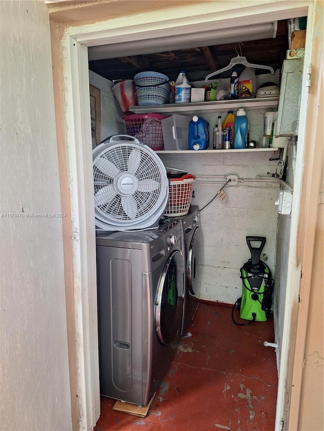 laundry room with washing machine and dryer