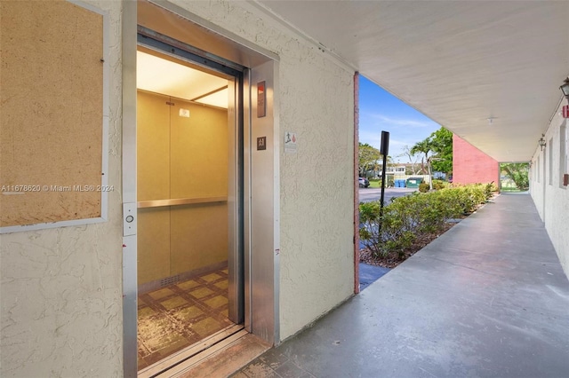 property entrance with elevator